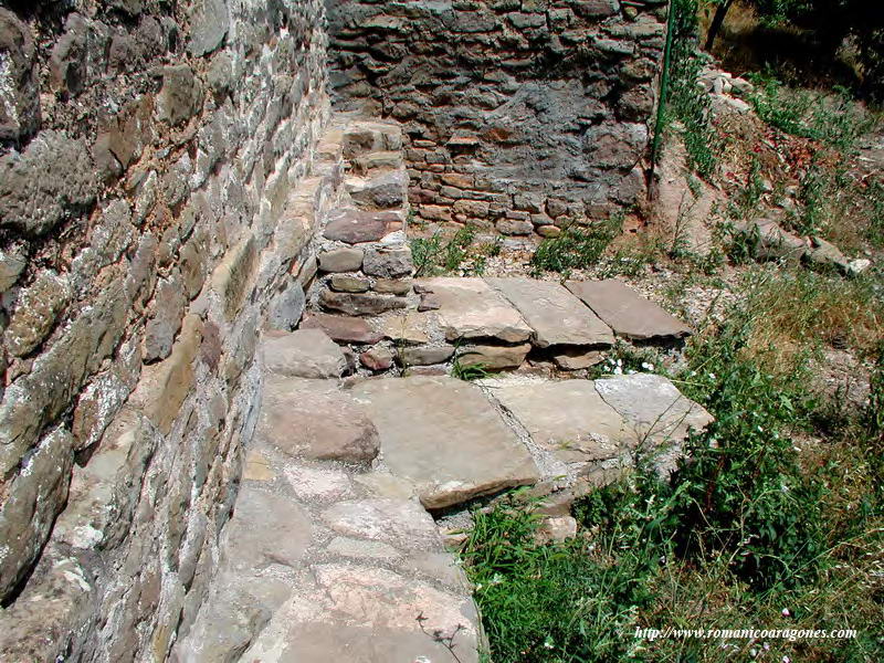 ENTERRAMIENTOS DE LAJAS ANTE LA CABECERA DEL TEMPLO.